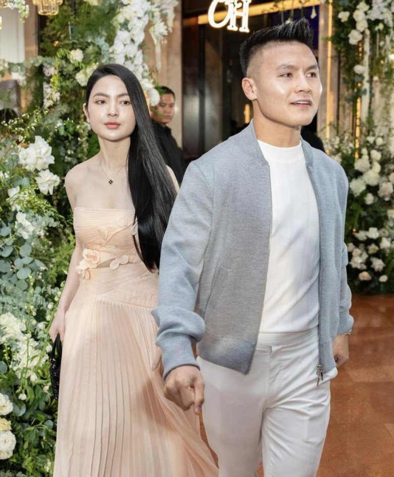 Mới đây, bạn gái Quang Hải - Chu Thanh Huyền đăng tải video xách túi hàng hiệu đi dạo ở nơi cô sinh sống. Một cư dân mạng để lại bình luận thắc mắc: "Có ai thấy cái túi xách của bà ấy không. Đi đâu cũng mang cái túi đó hết á trời".