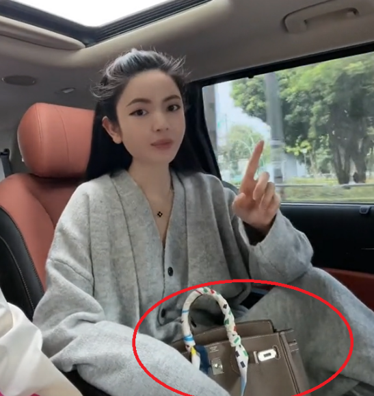 Nếu theo dõi cặp đôi Quang Hải - Thanh Huyền từ lâu, người hâm mộ sẽ biết chiếc túi xách này chính là món quà mà Quang Hải mua tặng bạn gái vào dịp sinh nhật cô nàng hồi tháng 8 năm nay.