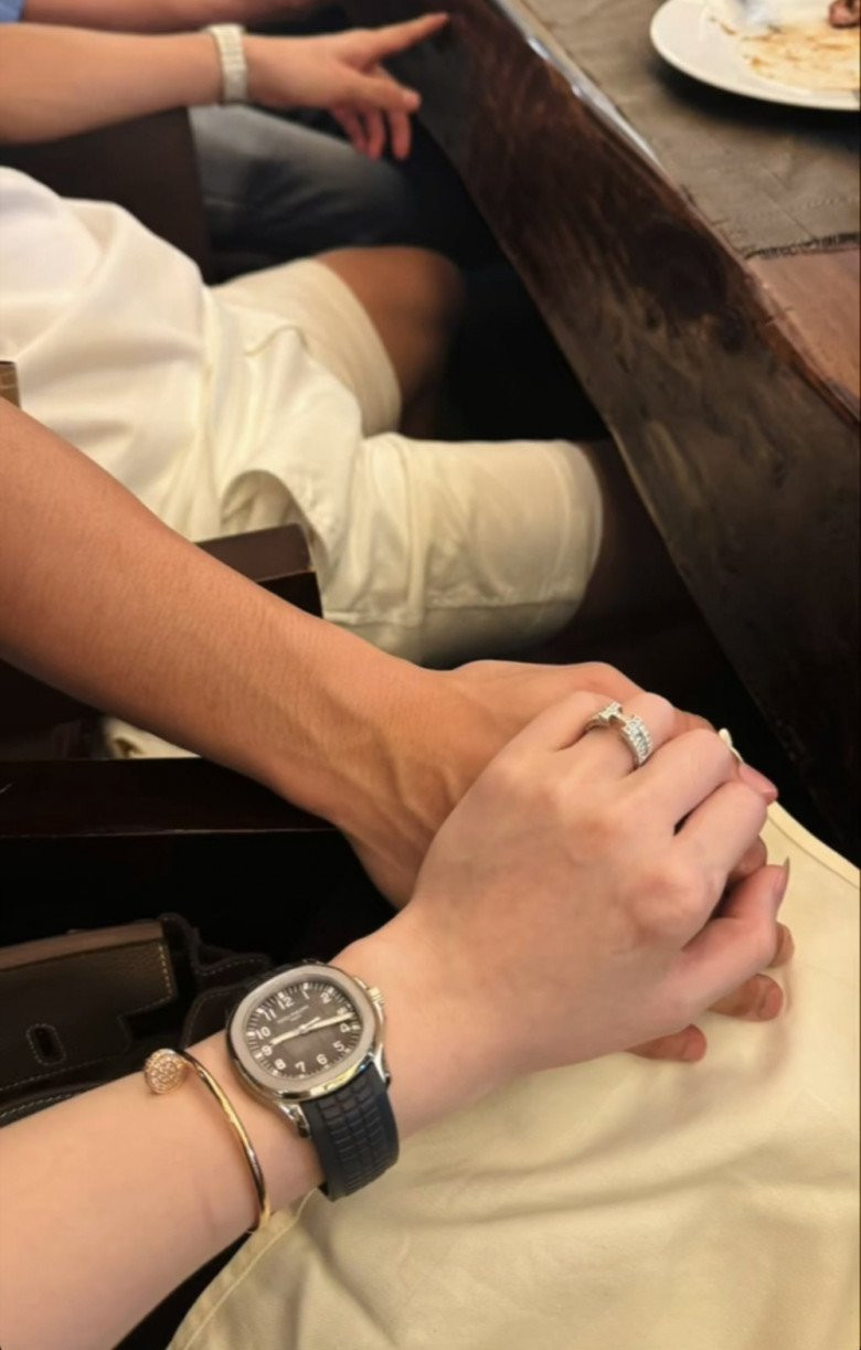 Bạn gái cho biết Quang Hải ít khi tặng quà theo dịp mà thường xem cô thích món đồ nào rồi tặng bất ngờ. Ảnh: Tổng hợp