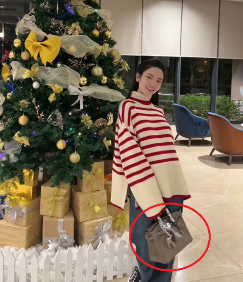 Đáp lại bình luận về việc dùng mãi một chiếc túi hàng hiệu, bạn gái tiền vệ Quang Hải nói: "Thôi từ mai tôi đưa bạn mang hộ nha bạn".