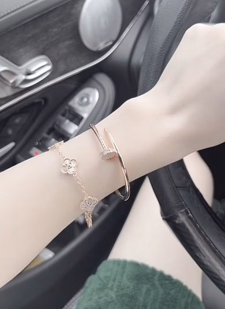 Chu Thanh Huyền còn từng khoe bộ trang sức được người yêu tặng gồm: lắc tay Van Cleef &amp; Arpels làm từ vàng 18k có giá trị gần 80 triệu đồng, vòng tay Juste Un Clou được nạm kim cương có giá 300 triệu đồng.