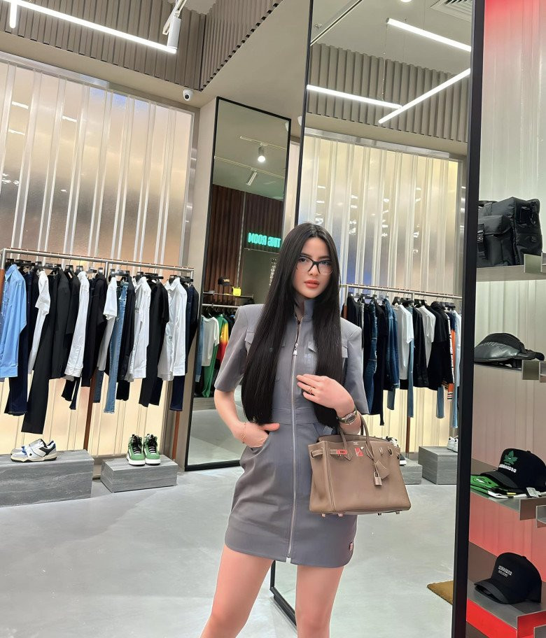 Cụ thể, người dùng mạng này đang muốn nhắc đến chiếc túi xách hiệu Hermes Birkin 25 có giá hàng trăm triệu đồng mà Chu Thanh Huyền cầm trên tay.