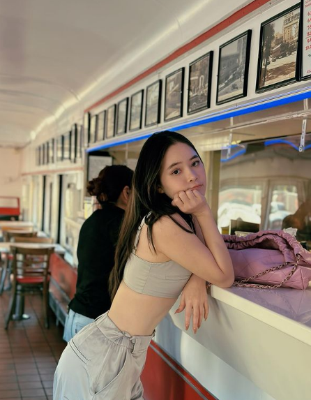 Dù không tham gia showbiz nhưng Thảo Nguyên vẫn là cái tên được nhiều người chú ý, điều đó thể hiện ở trang cá nhân của cô thu hút hàng chục ngàn người theo dõi.