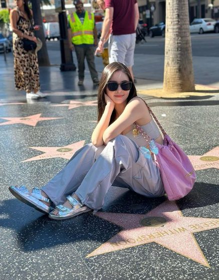 Cô nàng thường xuyên trưng diện những trang phục có khoảng hở, khoe vóc dáng thon gọn miễn bàn.