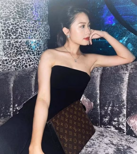 Nữ chính trong màn cầu hôn này sinh năm 2001, hiện tại đang sinh sống và làm việc tại Hà Nội - là MC Thời tiết của Đài Truyền hình Việt Nam.