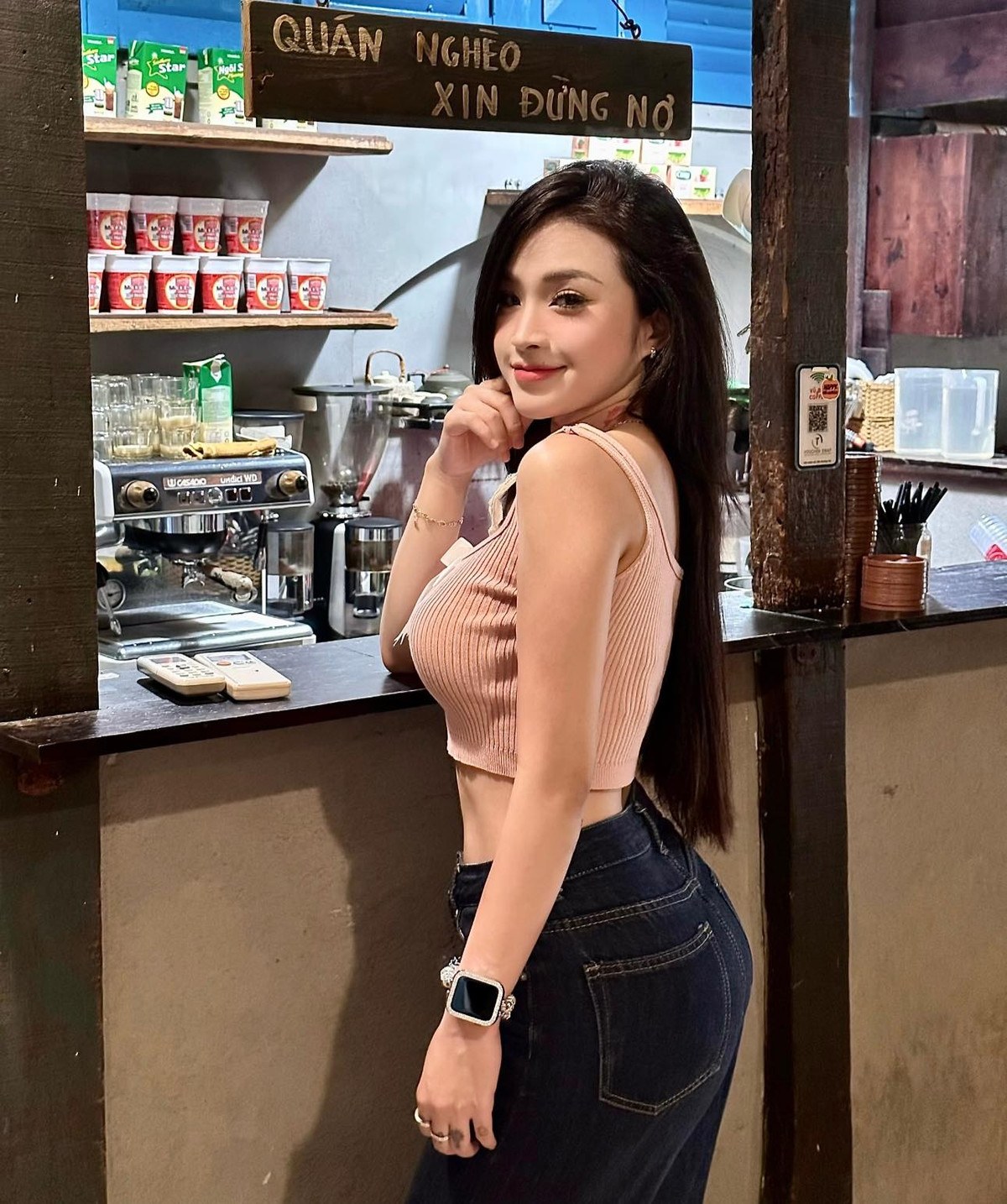 Sau khi trở thành sinh viên Đại học, người ta thấy Bảo Trân thoải mái diện những bộ đồ theo phong cách gợi cảm.