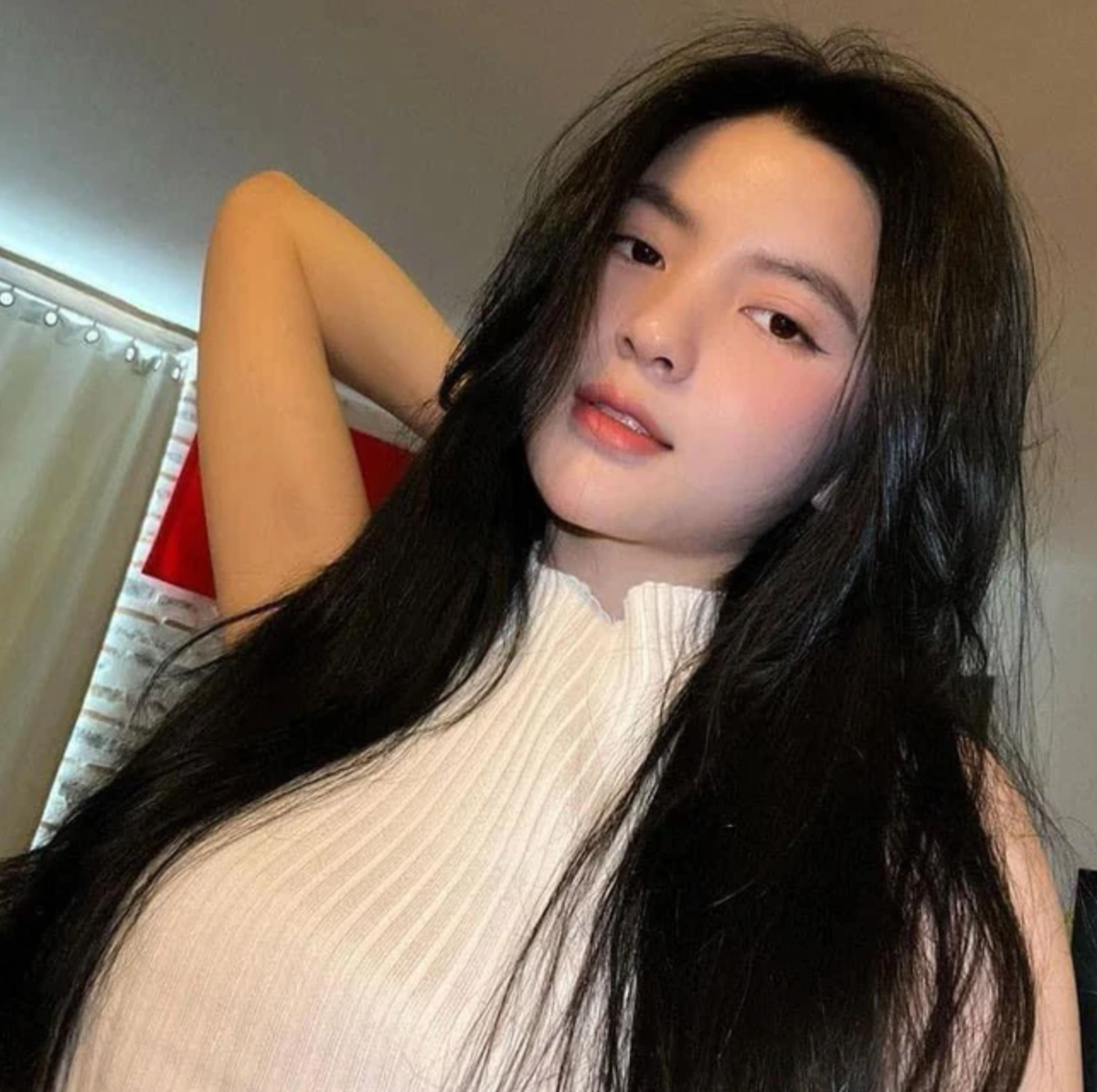 Mỹ nhân 10X sở hữu làn da trắng bóc, thân hình mảnh mai và 3 vòng "vạn người mê". Ảnh: Tổng hợp