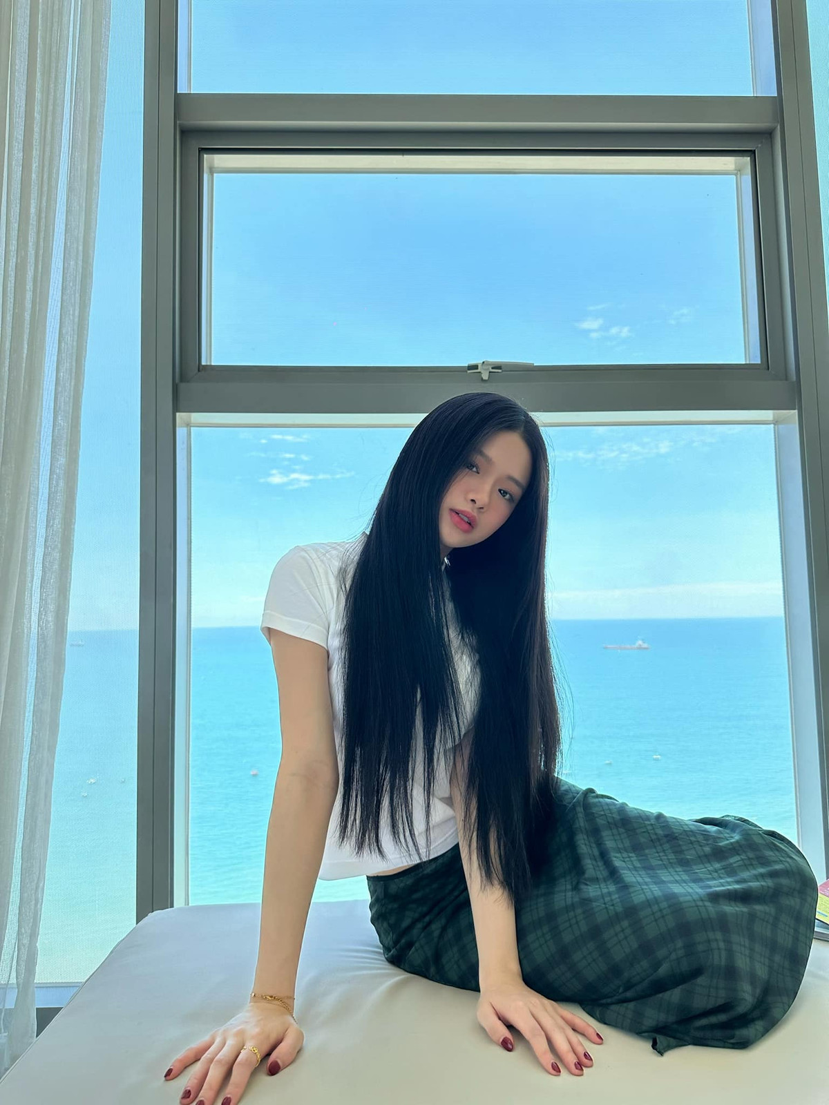 Những bộ đồ được hot girl Hà thành diện cũng được lựa chọn kỹ càng, chỉn chu hơn trước.