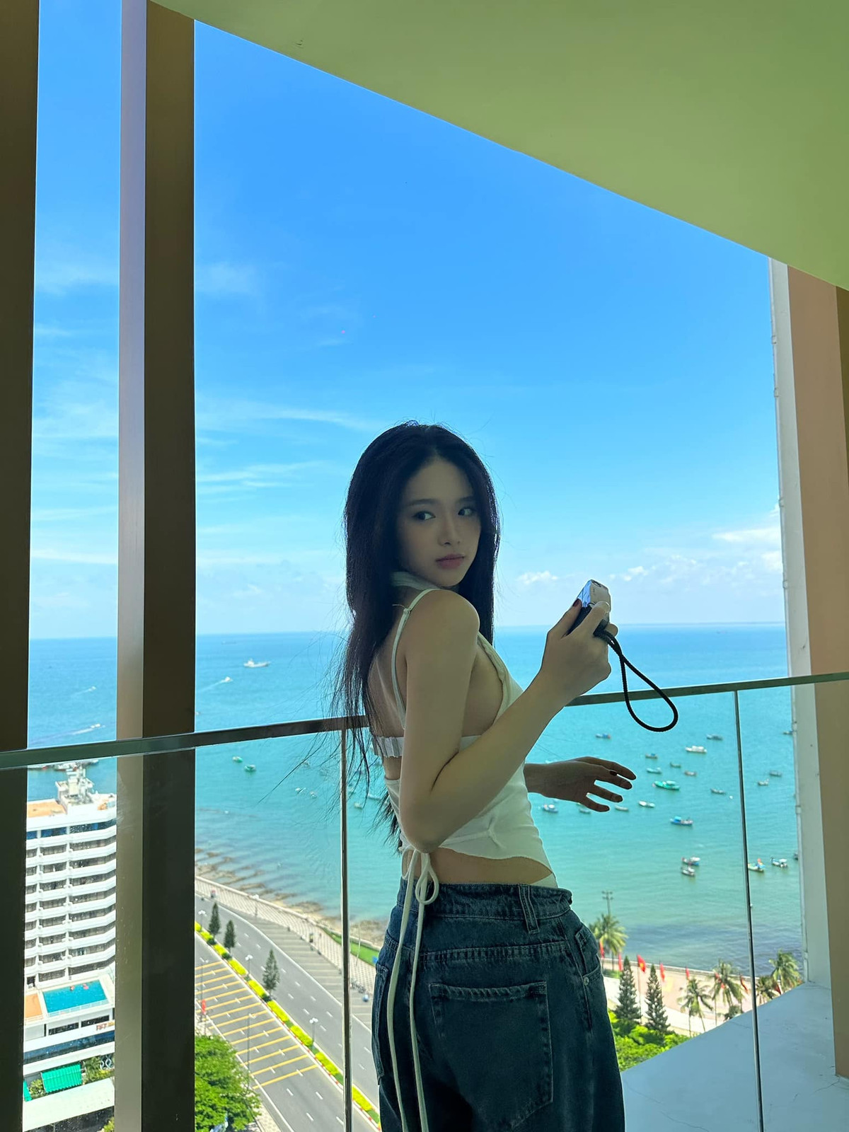 Ở tuổi 21, Linh Ka tự tin khoe vóc dáng thon gọn, quyến rũ.