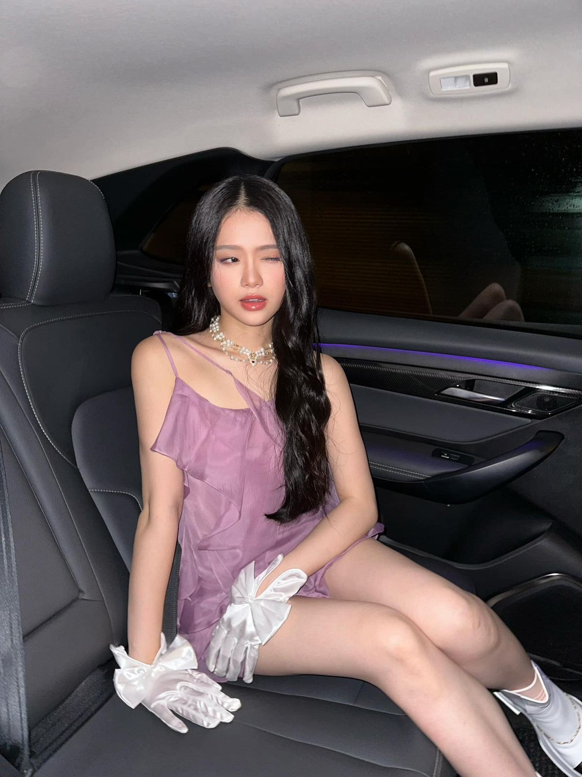 Không còn diện những "bộ cánh" sến súa, đứng tuổi, cô nàng đã biết cách biến mình trở nên nữ tính, thời thượng hơn.