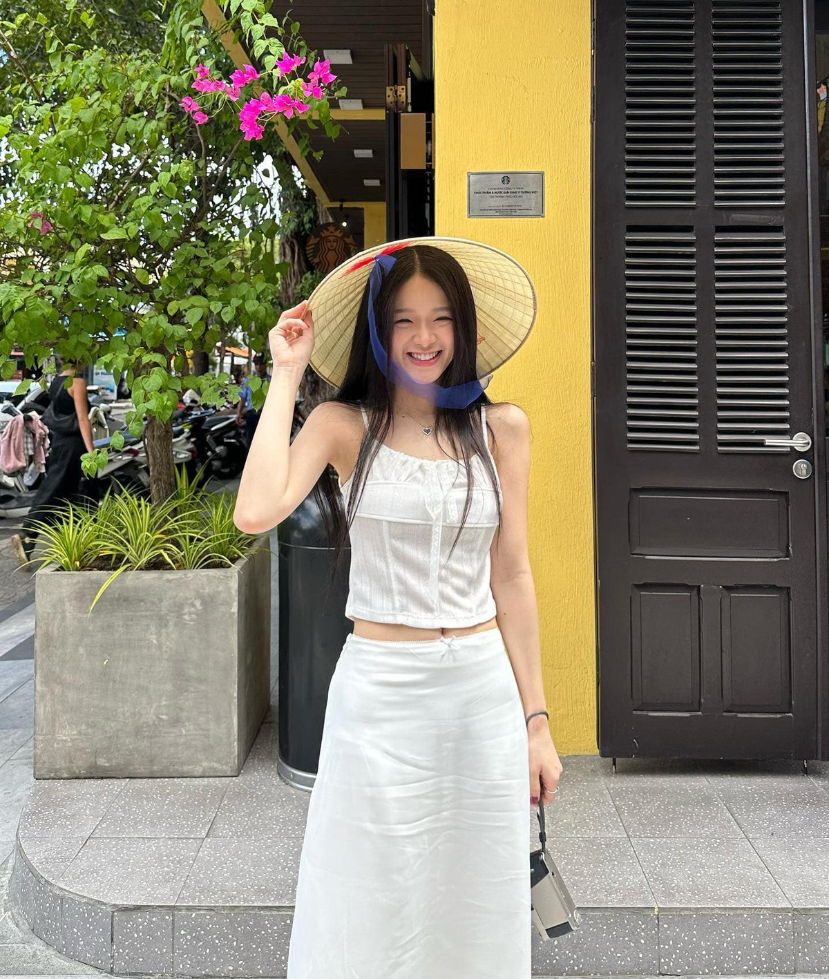 Vốn sở hữu visual xinh sẵn, Linh Ka còn rất chăm cập nhật mọi xu hướng thời trang, làm đẹp.