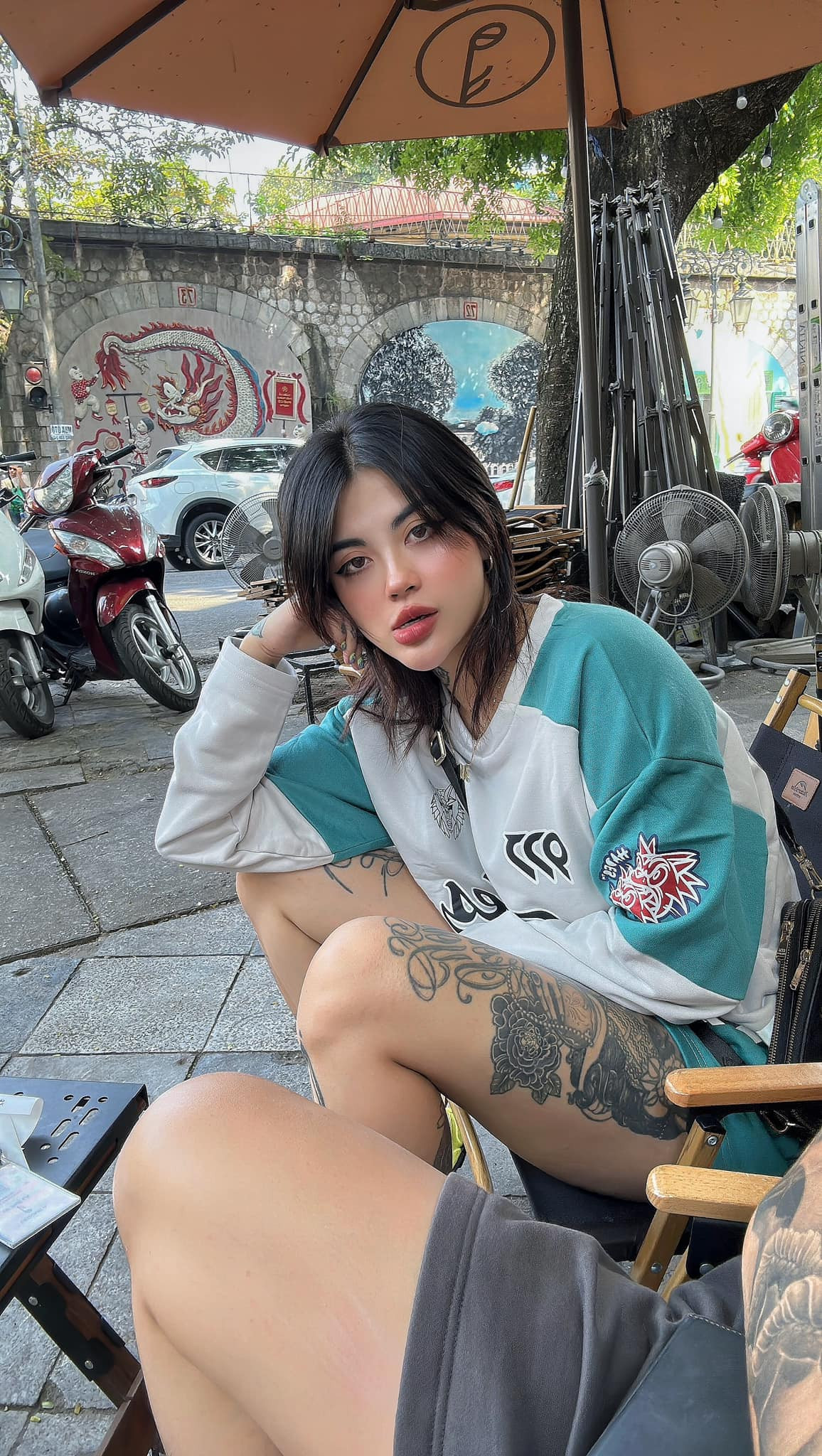 Gái xinh này gây ấn tượng khi sở hữu ngoại hình xinh đẹp cùng vô số các hình xăm lớn nhỏ trên người.