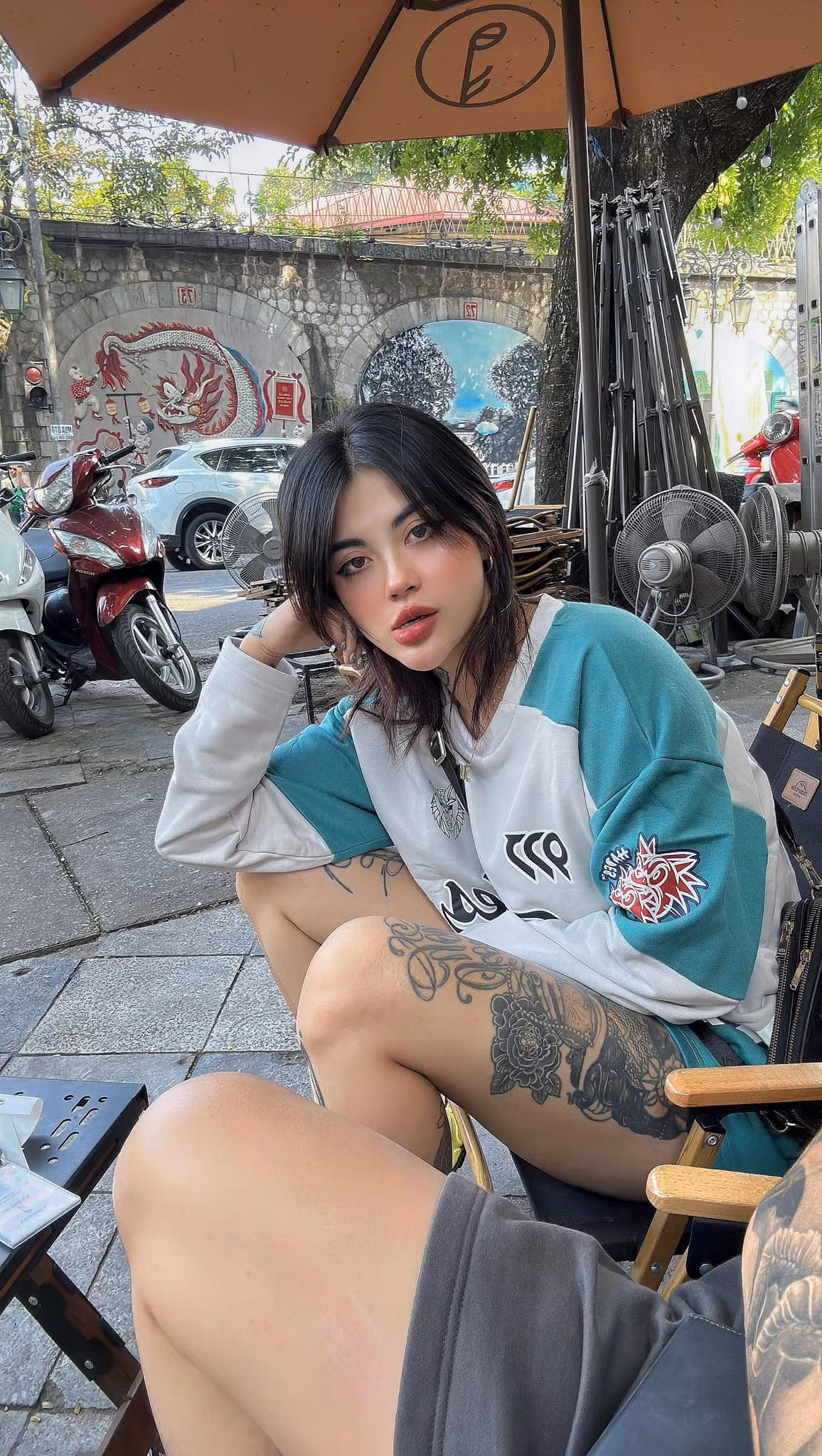 Gái xinh này gây ấn tượng khi sở hữu ngoại hình xinh đẹp cùng vô số các hình xăm lớn nhỏ trên người.