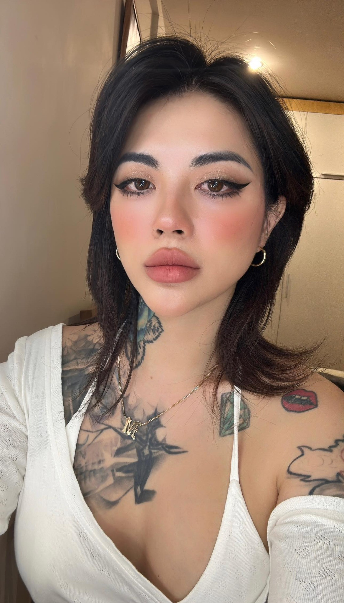 Không chỉ là một thợ xăm, Lee Zin còn là người mẫu ảnh và thích xỏ khuyên.