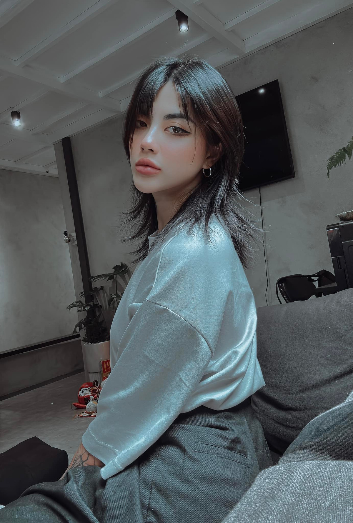 Hot girl xăm mình đã nổi tiếng từ cách đây 10 năm, thời đó cô gái trẻ nhận không ít lời dị nghị bởi khi ấy, định kiến về xăm hình, đặc biệt là con gái làm nghề thợ xăm hình vẫn còn rất khắt khe.