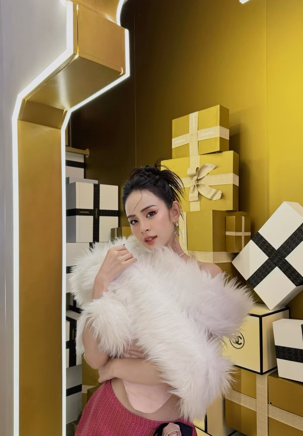 Nguyễn Hương Liên là hot girl sinh năm 2002, tại Hà Nam, hiện là người mẫu tự do và sở hữu kênh TikTok 1 triệu lượt theo dõi.