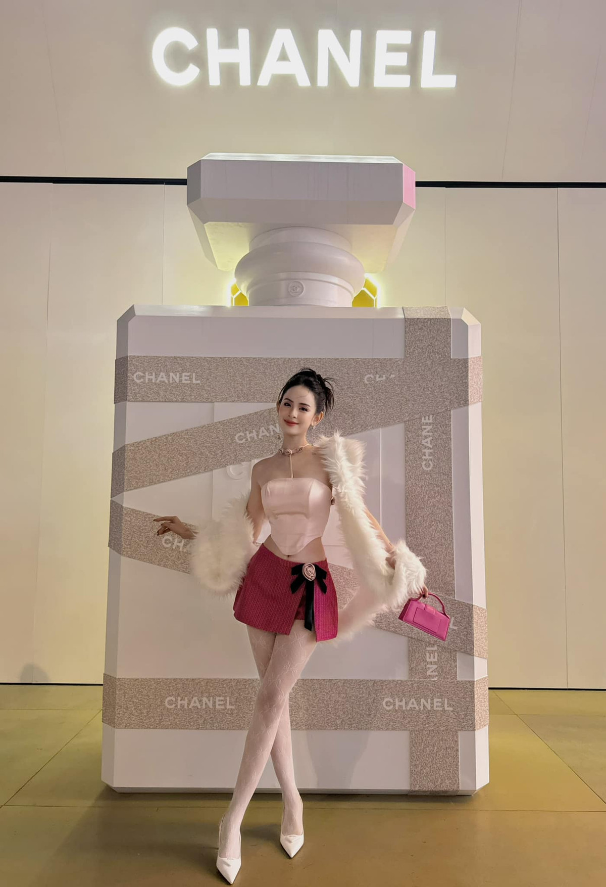 Gái xinh gây ấn tượng bởi gương mặt thanh tú, nụ cười rạng rỡ.