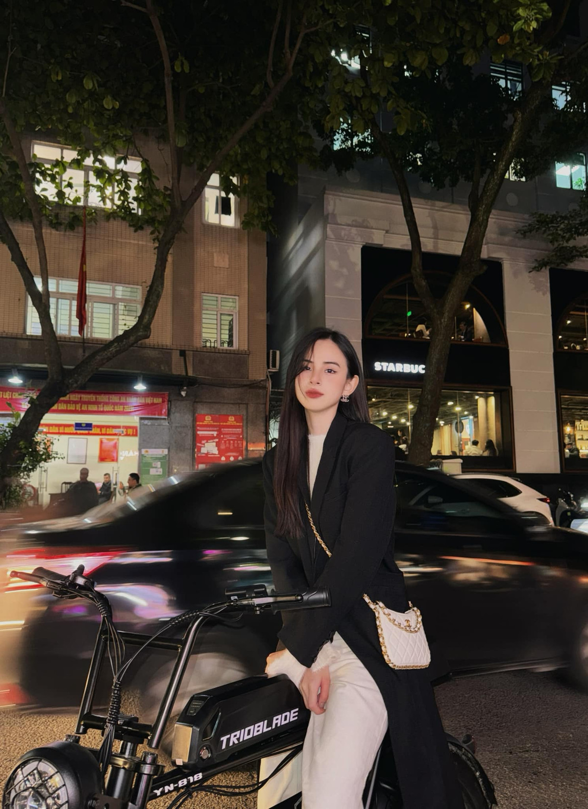 Sở hữu vóc dáng gợi cảm cùng khả năng "cân" mọi phong cách, Hương Liên trở thành gương mặt được nhiều nhãn hàng săn đón.