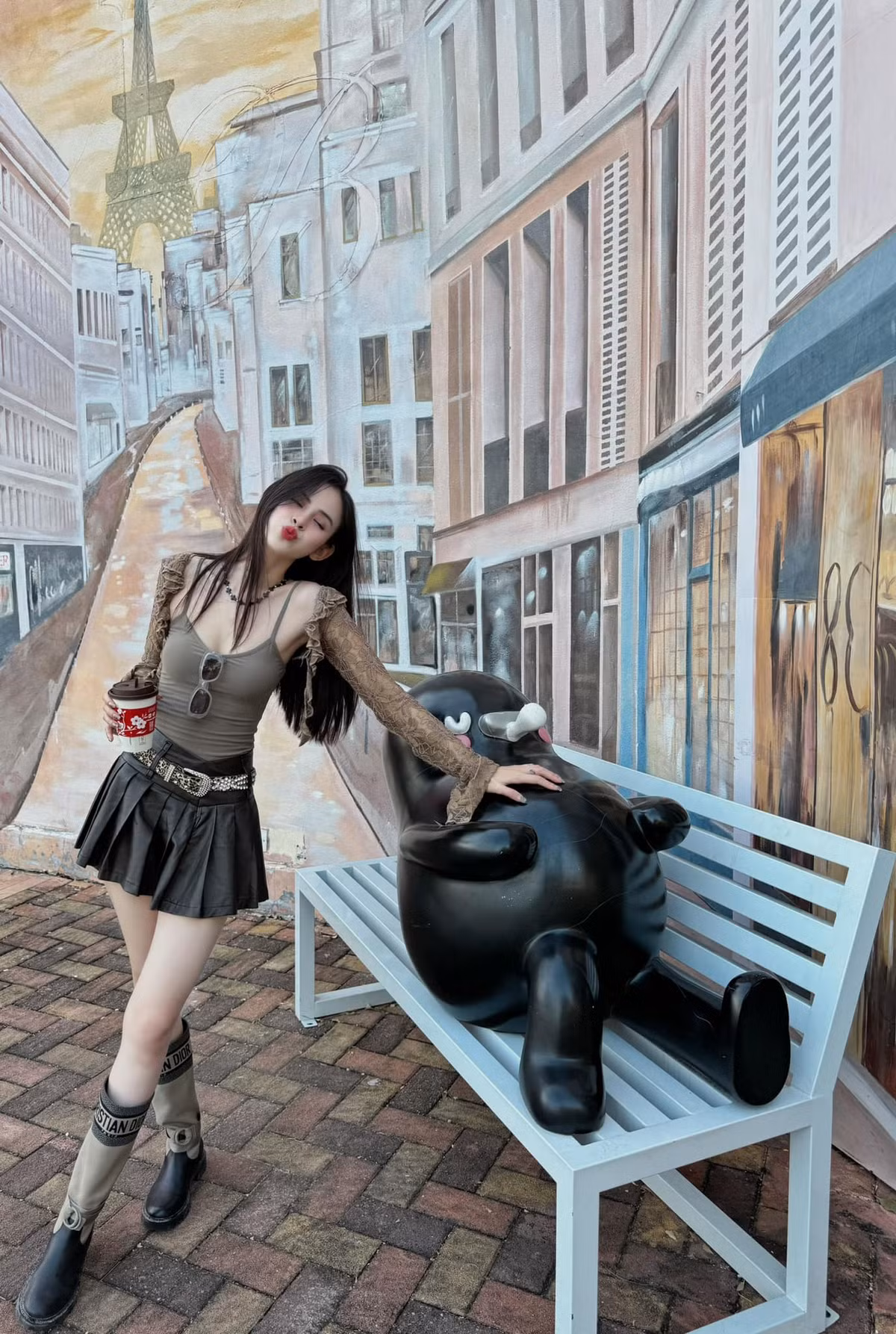 Mỹ nhân 21 tuổi được biết đến nhiều hơn khi tham gia The Face Việt Nam và trở thành người mẫu ảnh của nhiều thương hiệu đình đám.