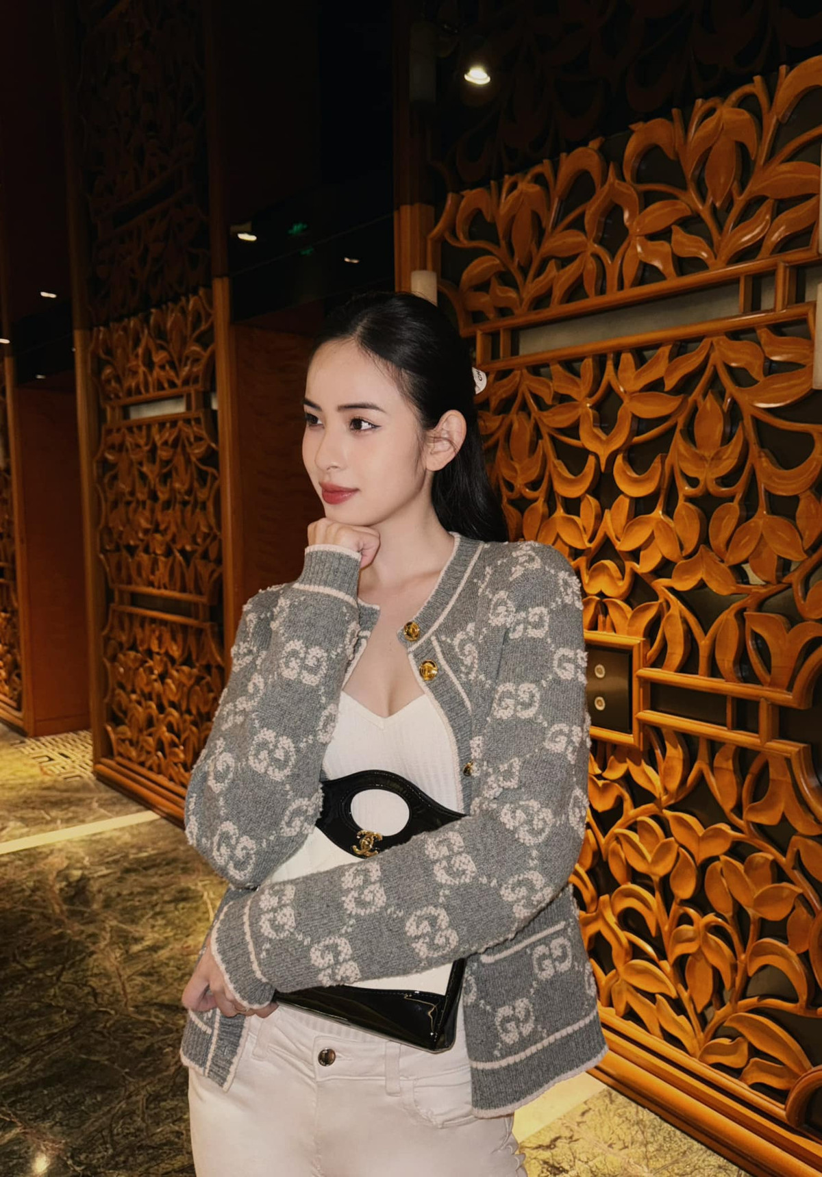 Cô nàng còn được gọi yêu là hot girl hình xăm với hình xăm quả dứa trên bắp tay trái.