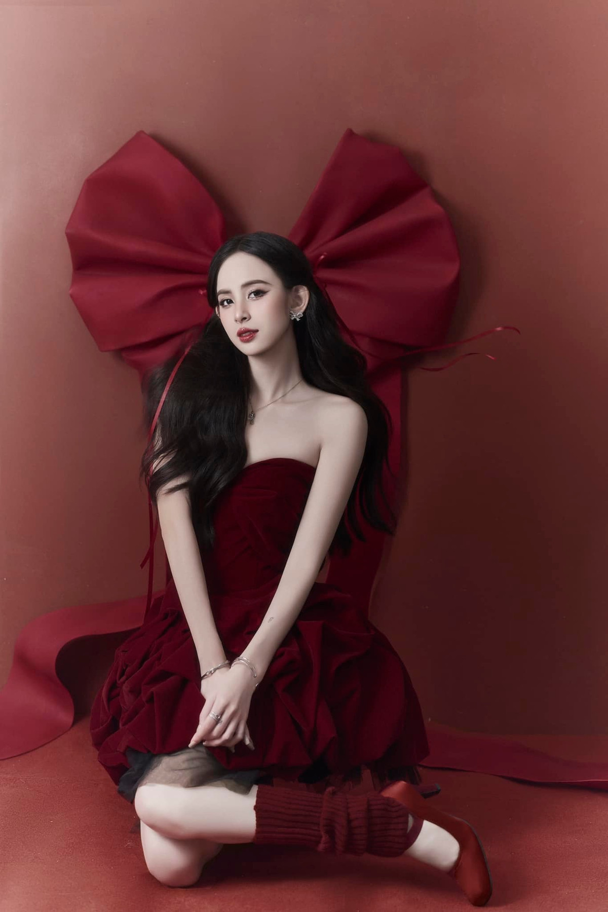 Hương Liên biến đổi phong cách đa dạng và linh hoạt, nữ người mẫu trẻ thích trải nghiệm mỗi ngày là một xu hướng thời trang khác nhau.