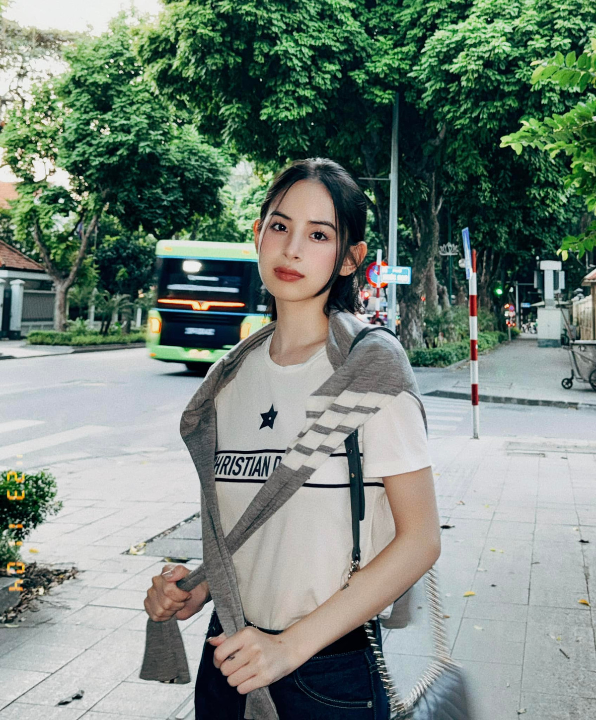 Cô nàng Hương Liên từng gây chú ý khi chỉ cần nở một nụ cười thu về 10 triệu lượt xem và nhanh chóng nổi tiếng trên các phương tiện truyền thông đại chúng.