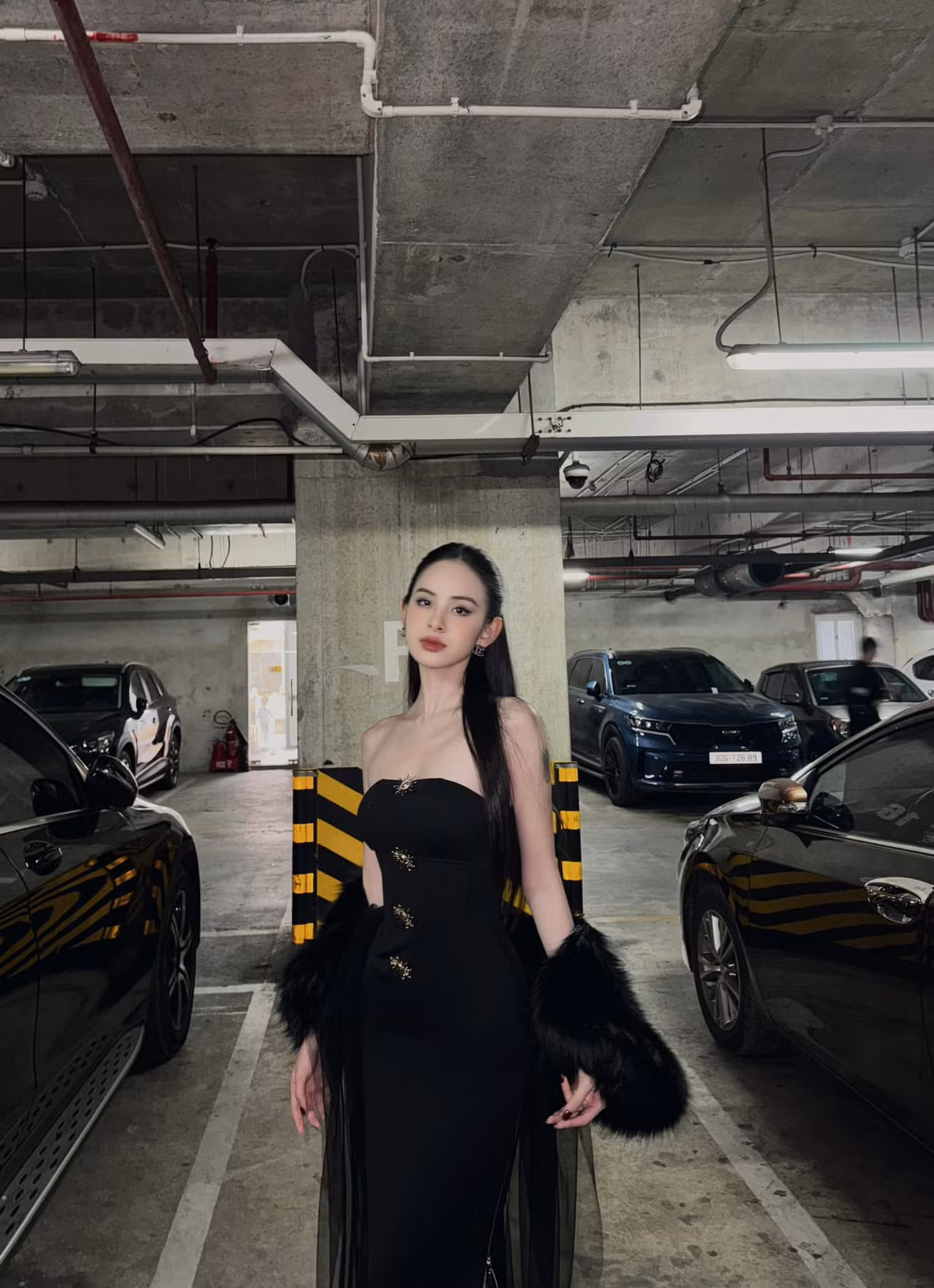 Chiếc eo nhỏ nhắn và làn da mịn màng trắng hồng như em bé của cô làm cho bao người mê mẩn. Ảnh: FBNV