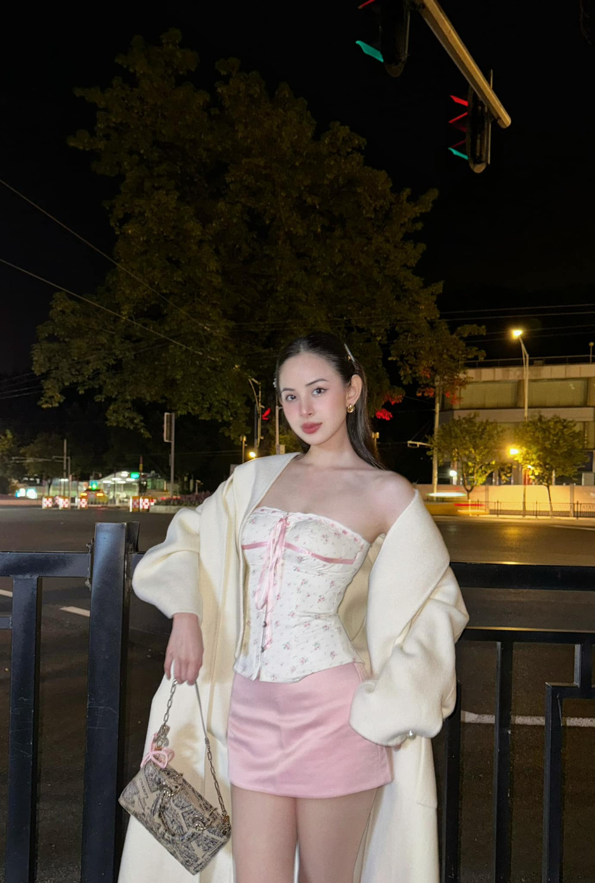 Ngày thường cô cũng thích khoe khéo điểm thú vị này với váy áo thời thượng.