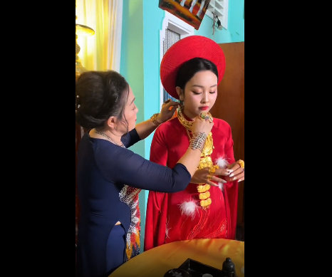 Cư dân mạng để lại rất nhiều bình luận xuýt xoa về đám cưới ngập vàng như: “Vàng nhiều quá phải lấy thau đựng”, “Xin vía được tặng cả thau vàng như cô dâu”…