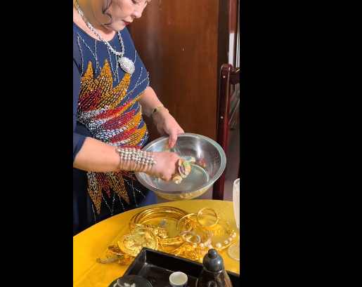 Theo đó, mẹ cô dâu cầm thau và liên tục xếp đống kiềng vàng, vòng vàng, nhẫn trên bàn.