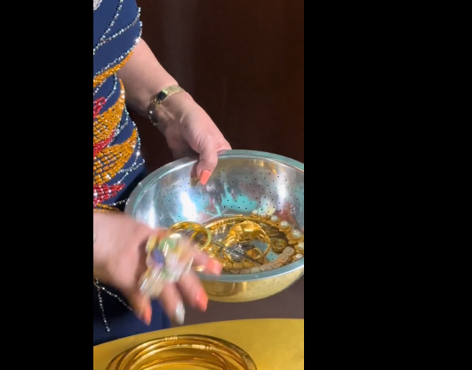 Được biết, đoạn video do 1 người trong ekip makeup quay lại cảnh mẹ cô dâu mang thau ra đựng 20 cây vàng cưới trao cho con gái khiến người xem trầm trồ không ngớt.