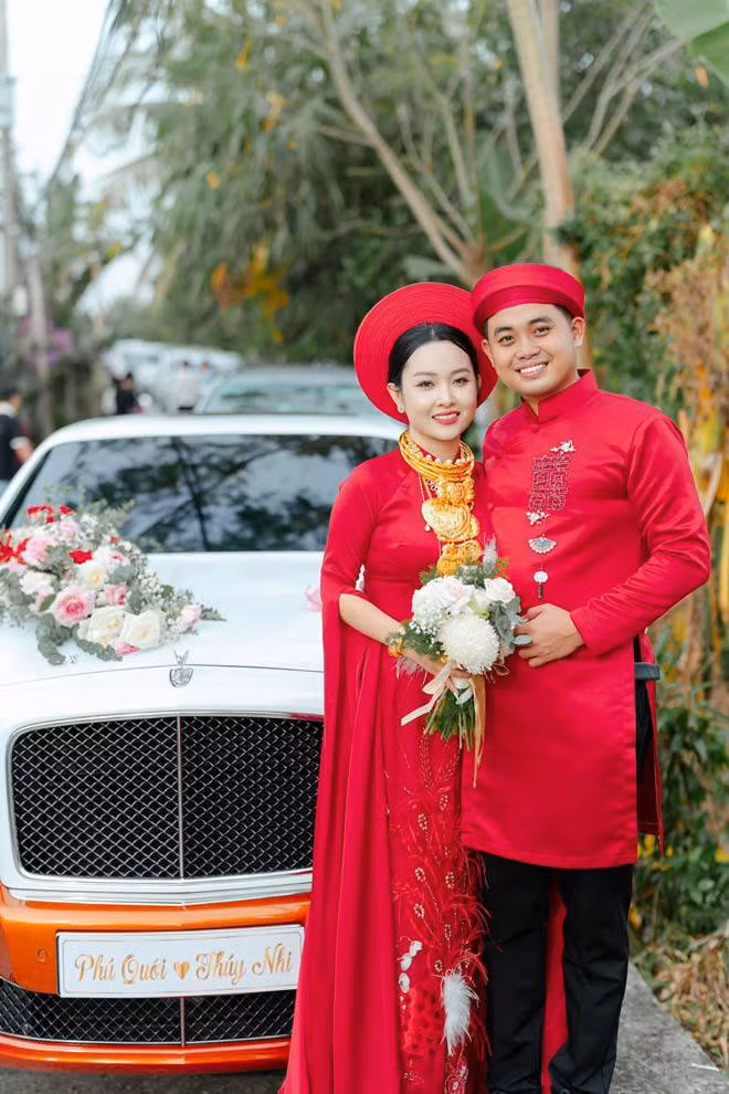 Trong quá trình rước dâu, chú rể cũng liên tục livestream với nụ cười rạng rỡ bên cô dâu xinh đẹp.