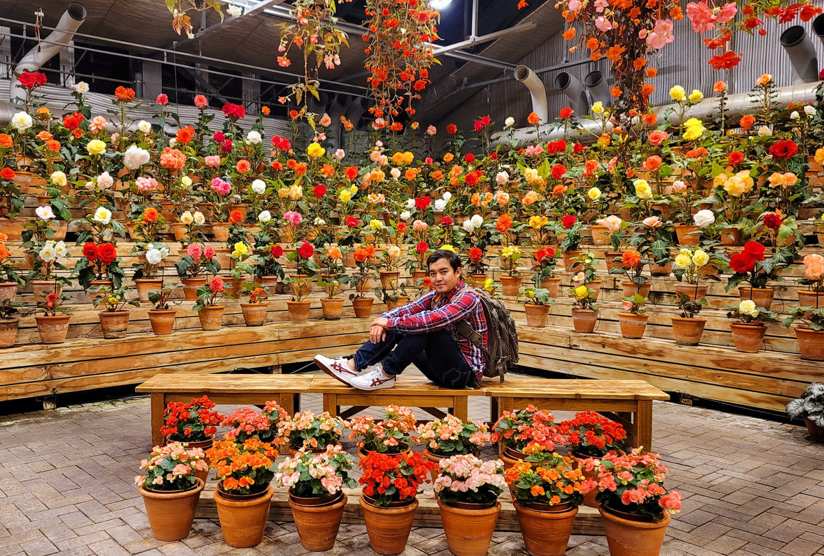 Trần Đặng Đăng Khoa là travel blogger đi du lịch vòng quanh thế giới bằng xe máy. Điều này làm cho anh trở thành một trong những người duy nhất ở Việt Nam có thể thực hiện chuyến đi đầy thách thức này.