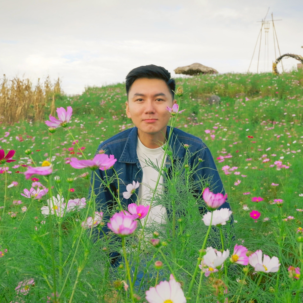 Đinh Võ Hoài Phương (sinh năm 1991) hay còn được biết đến với tên gọi Khoai Lang Thang chắc hẳn là cái tên không còn xa lạ gì trong cộng đồng travel blogger Việt Nam.