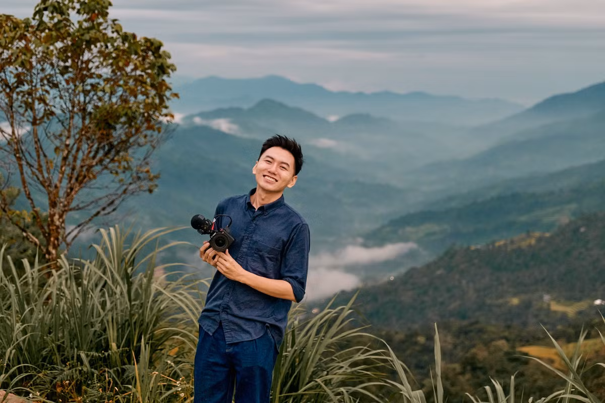 Khoai Lang Thang nổi tiếng trong giới travel blogger vài năm gần đây khi sở hữu kênh YouTube chuyên về ẩm thực và du lịch với 2,26 triệu người theo dõi. Anh cũng chuyển hướng làm kênh TikTok thu hút hơn 678 ngàn người theo dõi và hàng loạt video triệu lượt xem.