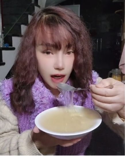 Theo đó, trong đoạn clip ăn bột sắn dây rừng, cô dâu Thu Sao khiến nhiều người bất ngờ khi sở hữu nhan sắc trẻ trung, làn da láng mịn khác hẳn trước đây.