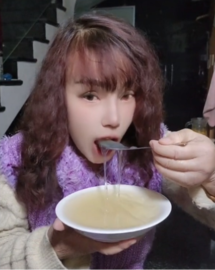 Mới đây, "cô dâu 62 tuổi" này đăng tải lên nền tảng TikTok đoạn clip mới khiến nhiều người suýt không nhận ra.