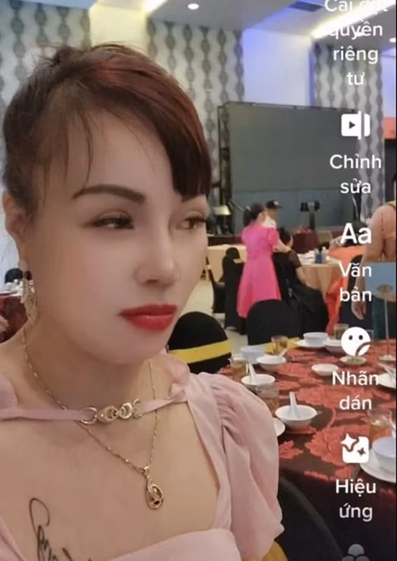 Chiếc mũi cao cùng đôi mắt đã được cắt mí càng tôn lên sự xinh đẹp cho người phụ nữ U70 này.