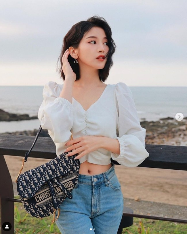 Cô gái Đài Loan cũng sở hữu đường nét gương mặt hài hòa và nụ cười tươi dễ gây thiện cảm với người đối diện.