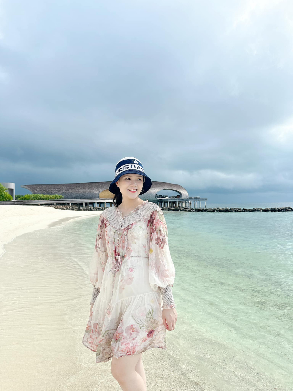 Nàng WAG nở nụ cười rạng rỡ, được khen ngợi bởi vẻ ngoài mộc mạc, dễ thương.