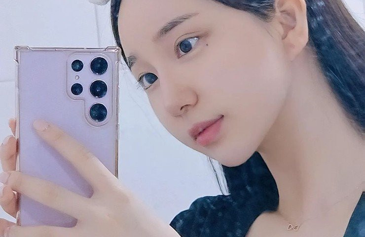 Lần gần đây nhất, cô xuất sắc dành vương miện cuộc thi Nữ hoàng đẹp nhất Hàn Quốc năm 2023.