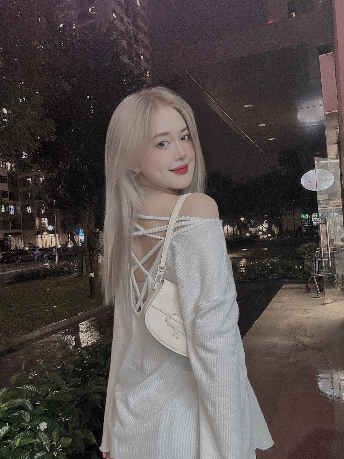 Hot girl xứ Thanh khiến fan ngưỡng mộ bởi nhan sắc ngọt ngào, nụ cười tươi tắn cùng đường nét gương mặt hài hòa, thanh tú.