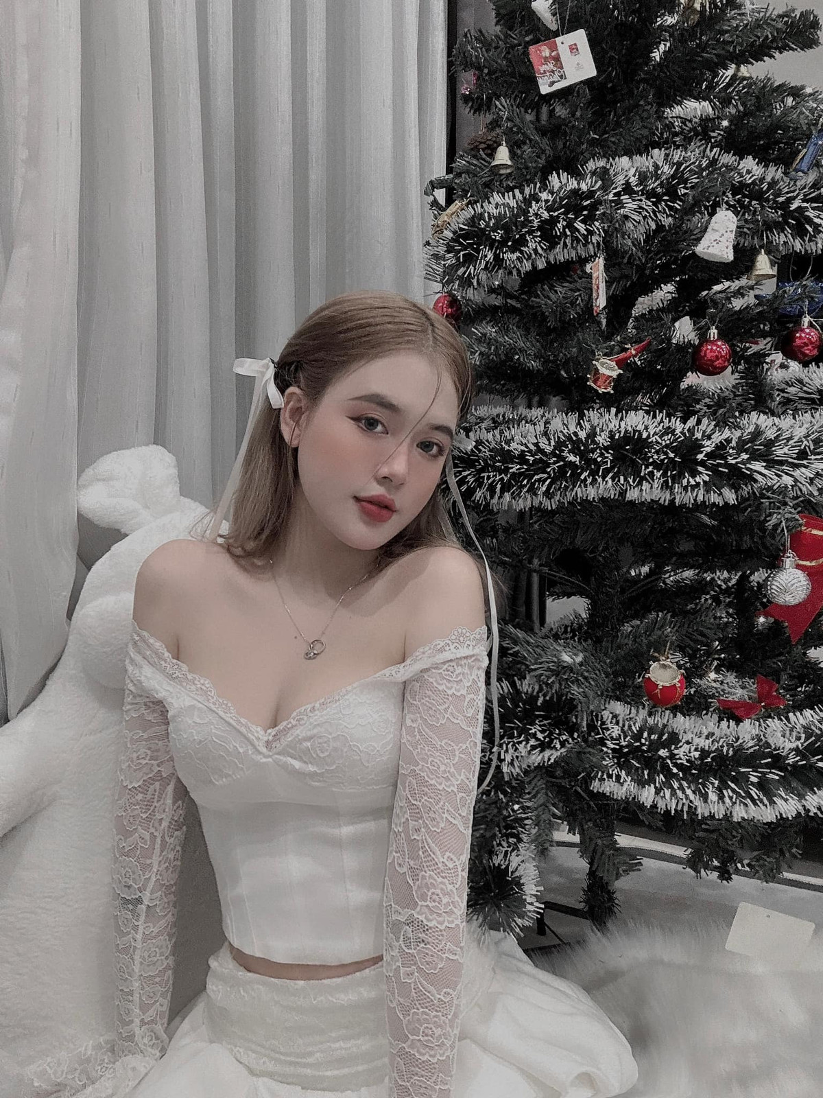 Mới đây, vợ Vũ Tiến Long - Diễm Quỳnh đăng tải loạt ảnh vô cùng nóng bỏng bên cây thông Noel.