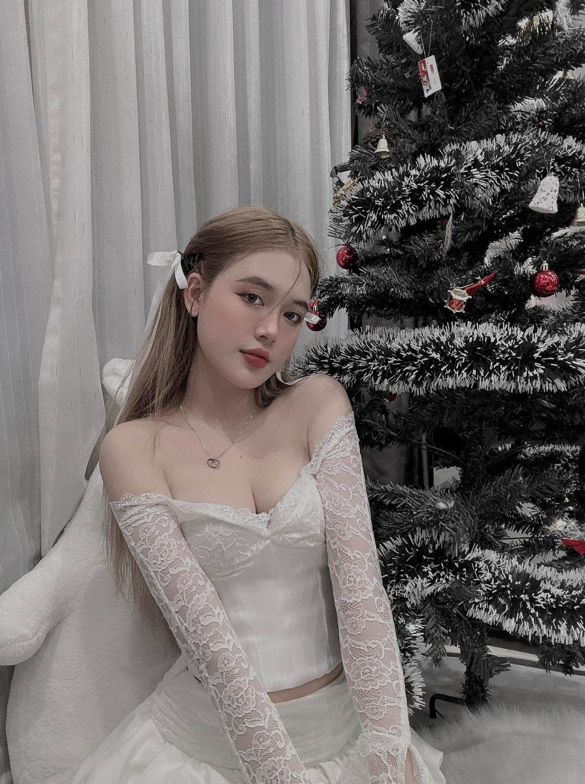 Vợ trung vệ Vũ Tiến Long nổi bật trong bộ váy áo màu trắng. Cô diện áo ren hở vai trần, khoét sâu khoe vòng 1 gợi cảm.