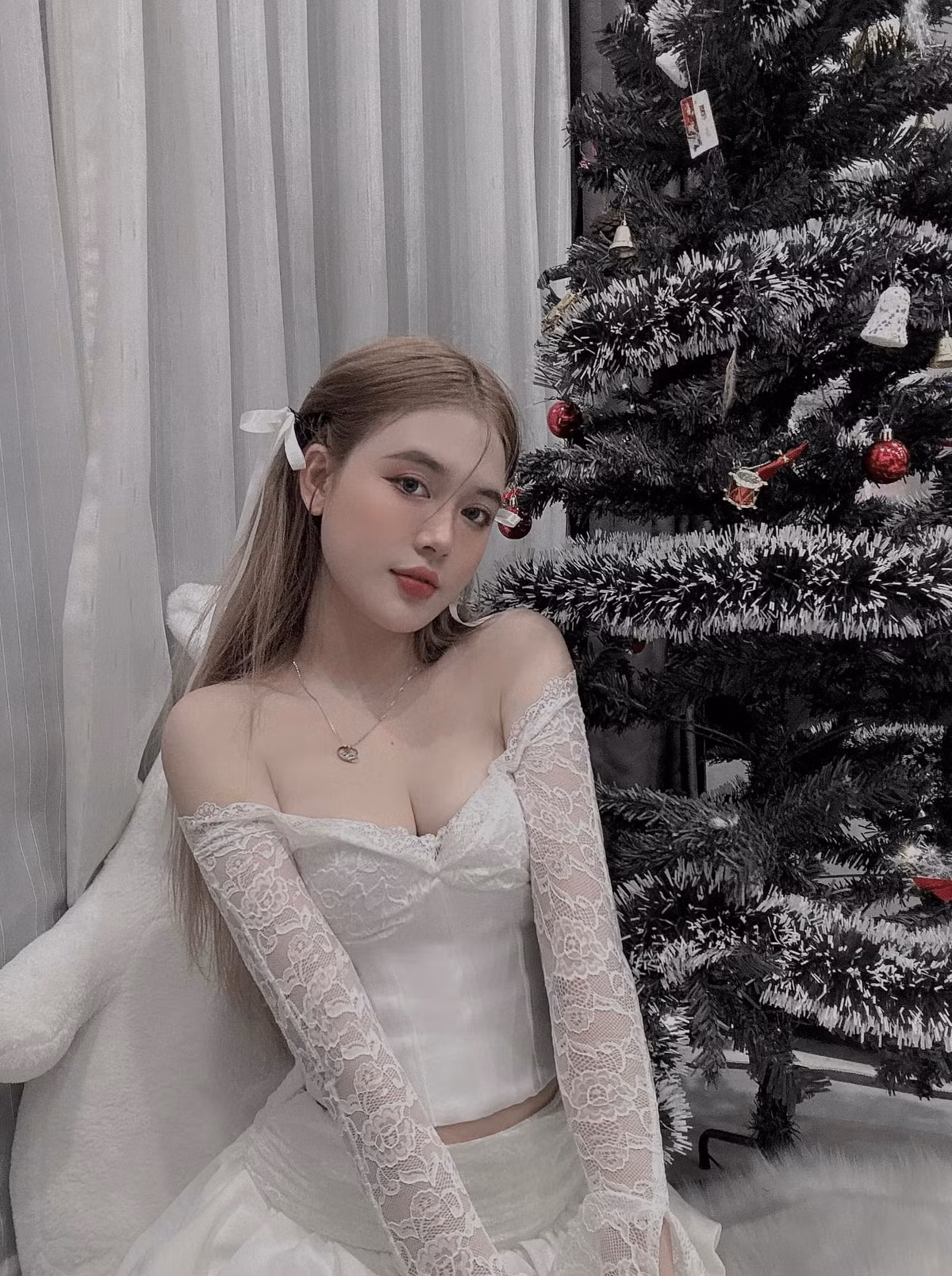 Vợ trung vệ Vũ Tiến Long nổi bật trong bộ váy áo màu trắng. Cô diện áo ren hở vai trần, khoét sâu khoe vòng 1 gợi cảm.