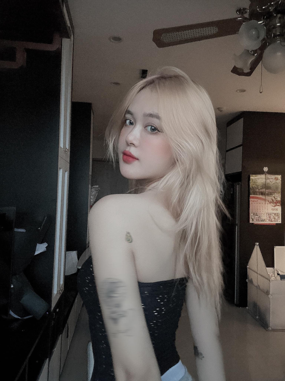 Ngoài ra, những hình ảnh cô nàng diện bikini, khoe khéo body thon thả sau sinh cũng nhận được rất nhiều lượt yêu thích trên mạng xã hội.