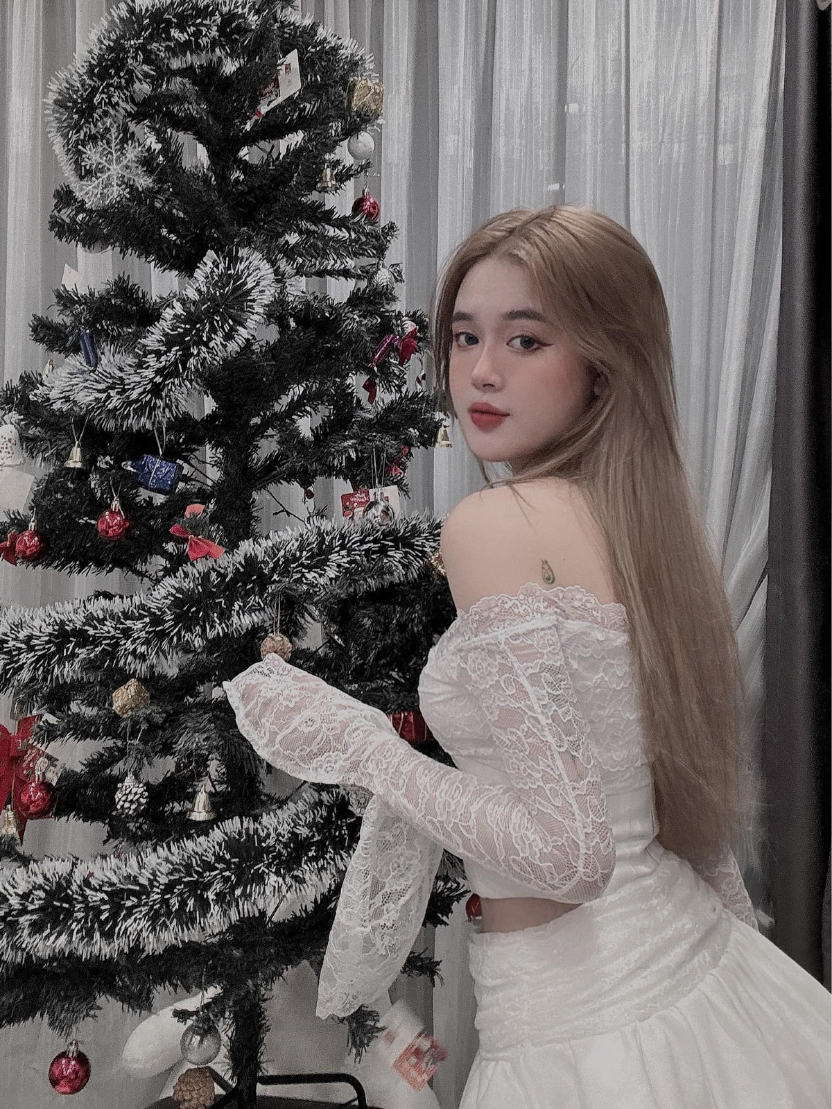 Diễm Quỳnh, bà xã 1 con của Vũ Tiến Long khoe vẻ gợi cảm bên cây thông Noel.