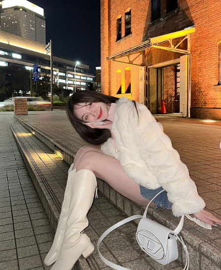 Người đẹp Thái Lan 39 tuổi có đến hơn 972 ngàn người theo dõi trên trang cá nhân.