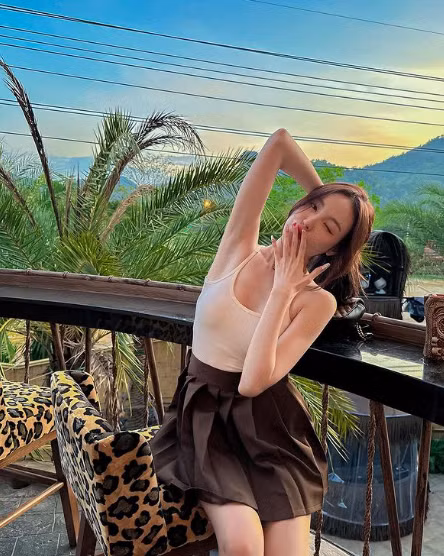 Cô cũng được nhiều nhà mốt muốn được làm việc cùng vì có gu ăn mặc đẹp.