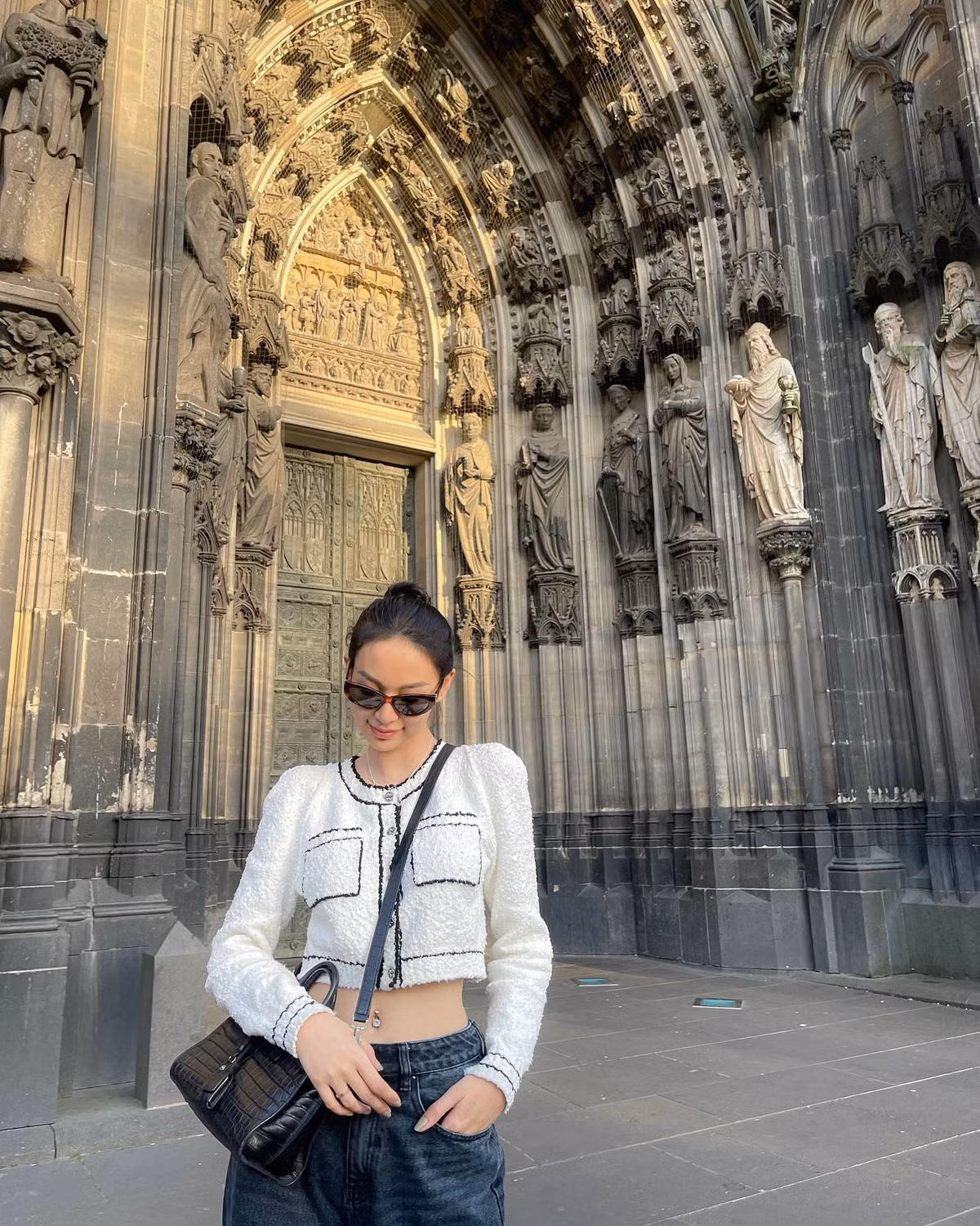 Gương mặt thơ ngây của Phí Phương Anh cũng là điểm sáng giúp cô dễ dàng hoá thân thành nhiều tuyến nhân vật trong chính những MV ca nhạc của cô.